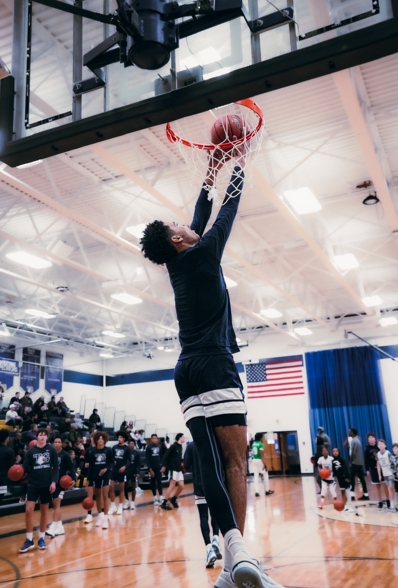 Tian Chatman finishing at the rim